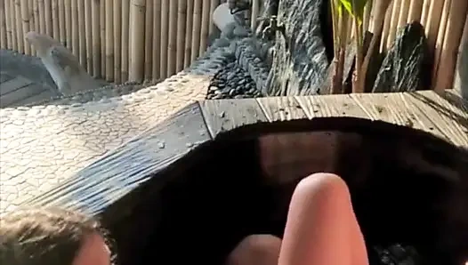 Fick junges paar veranda im freien