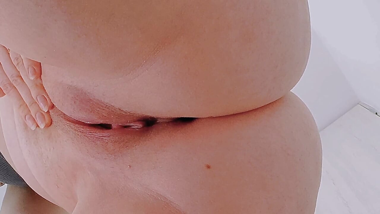 studentin masturbiert, während sie seinen stiefvater beobachtet