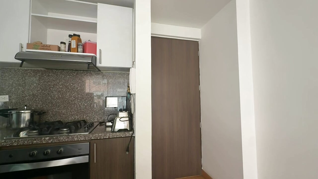 Moje pięty ocierają się o twoje i to mnie bardzo roztacza