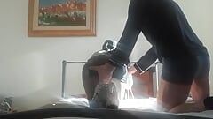 15 minutos BDSM fodendo e chupando minissaia, meia-calça e salto alto, com porra nos peitos