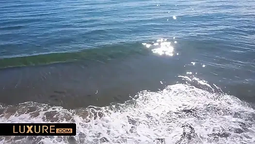 Лесбийское соблазнение морем