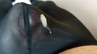 Aftrekken van lekkage in zwarte panty