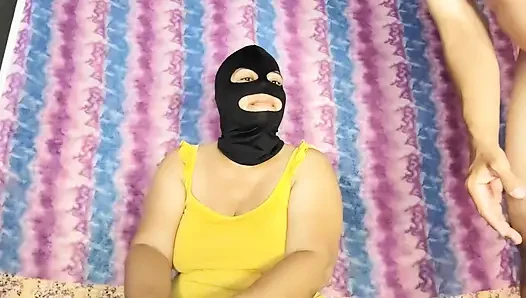 Великолепную зрелую дези трахают в задницу и в глотку