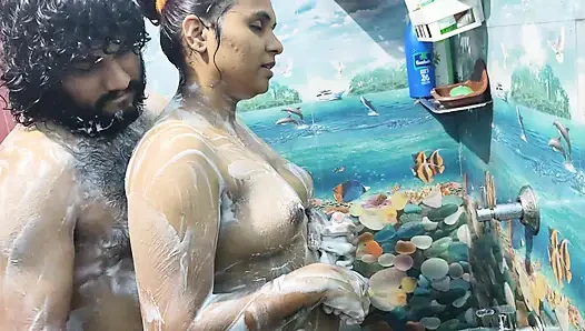 Romansa mandi dengan pekerjaan tangan dan kontol menggosok penis di pantat