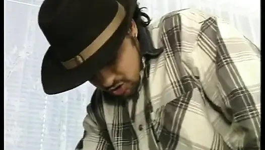 Remaja menggemaskan dengan memeknya yang berbulu difisting dan disodok