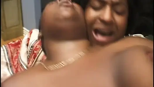 Aksi hottietaresha si cewek semok kulit hitam yang lagi asik muasin memeknya pakai dildo dua sisi