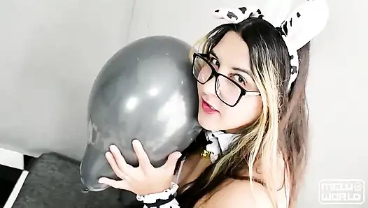 Cewek seksi ini lagi asik nyepong dan fingering memeknya pakai balon - bunny looner