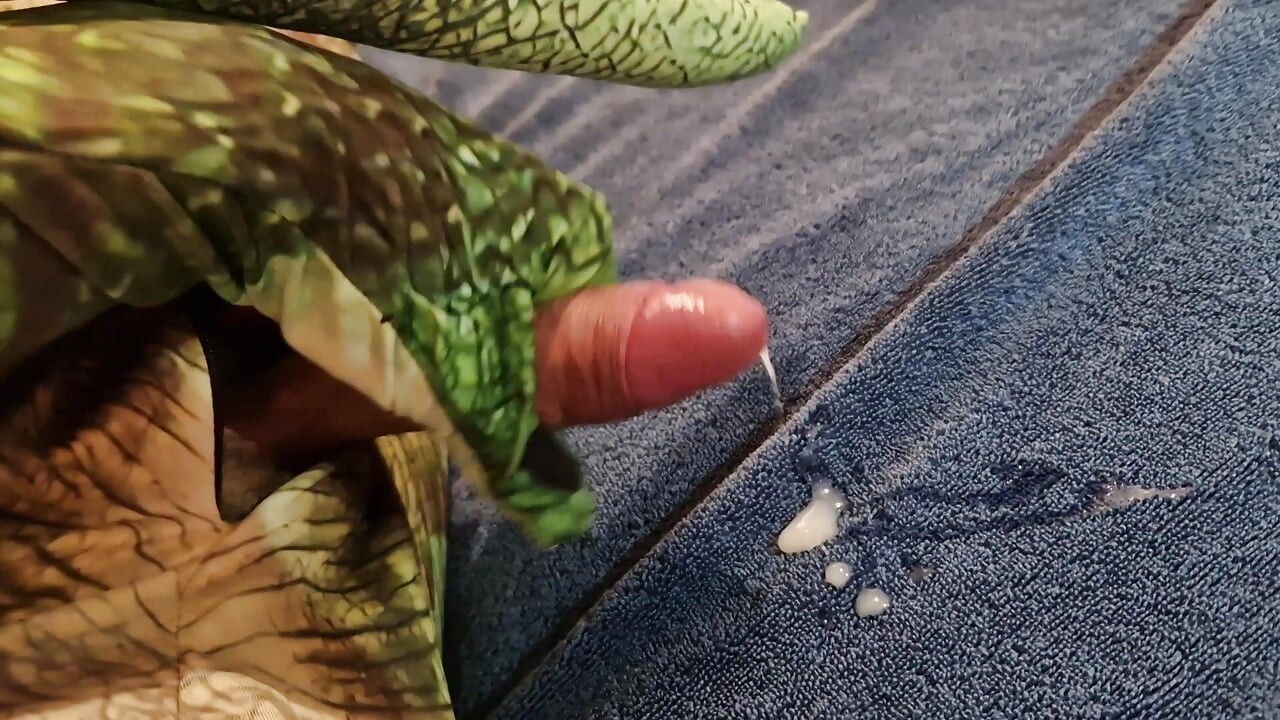 若い人は、彼が布の上に彼の負荷を広げるまで、ドラゴンの衣装でPOVを自慰行為します