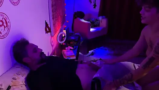Die Latina-brünette Machte Einen Striptease Und Einen Köstlichen Blowjob, Um Den Alten Cuckold Zu Verführen
