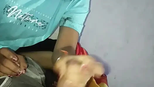 Ibu pacar saya datang ketika pacar saya sedang melakukan handjob, kemudian ketika tanah saya disiram, ibunya datang ke handjob Hindi.