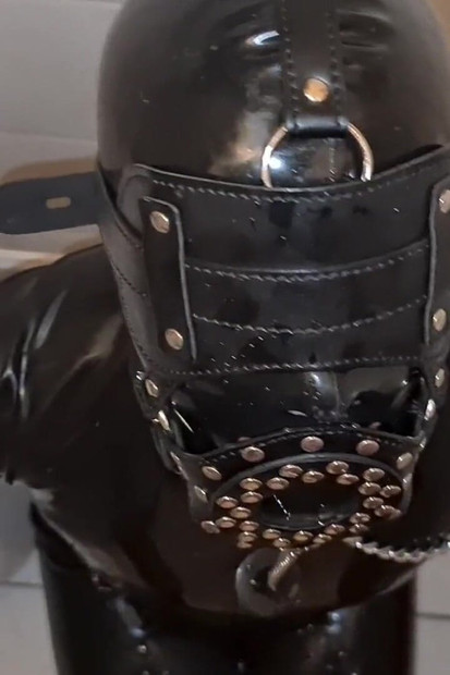 Robinja drolja-orgazma Celeste u ljudskom toaletu