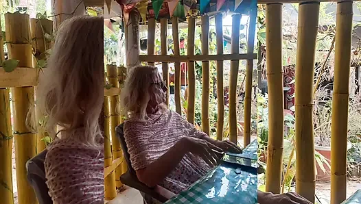 Sarışın Olgun Eş Oral Seksin Tadını Çıkarıyor