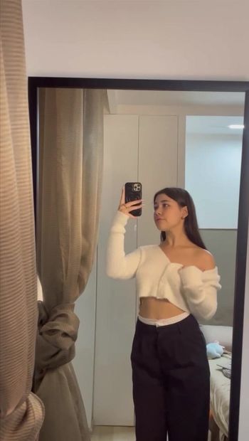 Sexy vriendin draait zich naakt voor de spiegel