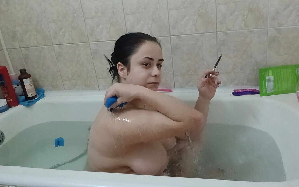 Игривая сучка пошалила в ванной