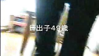 Японская милфа скрытой камерой в любительском видео