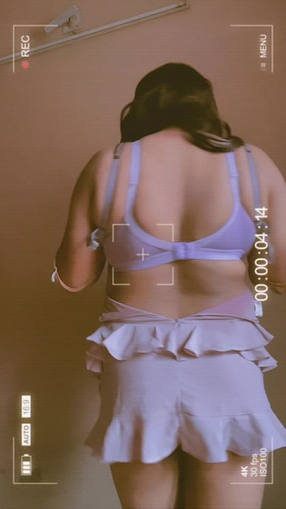 Mona Bottom, travesti, courbes sexy