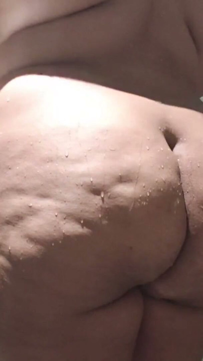 Candid Camera Peeking at a hot BBW wife while she’s taking a shower. | Clip 1
