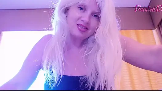 Милфа-блондинка