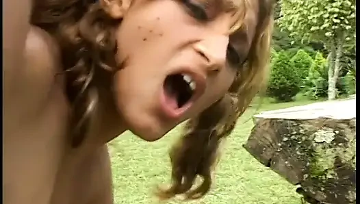 Güzel yaraklı iki iyi vücutlu adam picknick tarafından şaşırtarak seks yapıyor