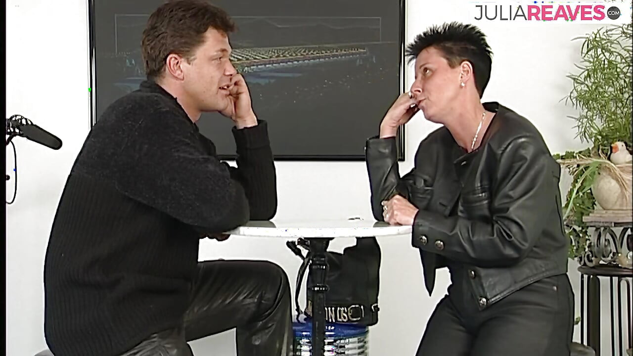 Сексуальна красуня нахиляється, поки її трахають ділдо