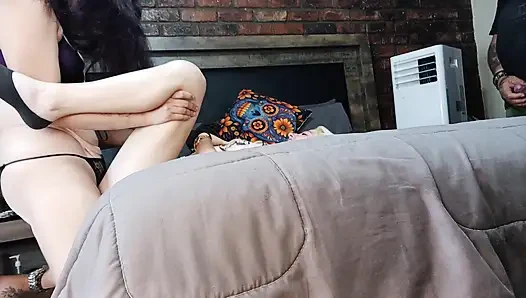 2 kız takma yarakla birbirini sikerken mastürbasyon yapıyor