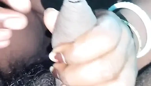 Hintli kadın elle muamele ve götüne boşalma