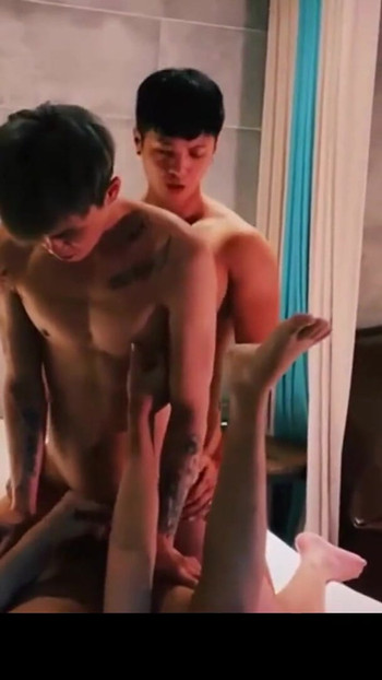 Spektakularan trenutak iz "Hotel Hookup: Asian Twink Trio Share Everything (Raw & Real)"