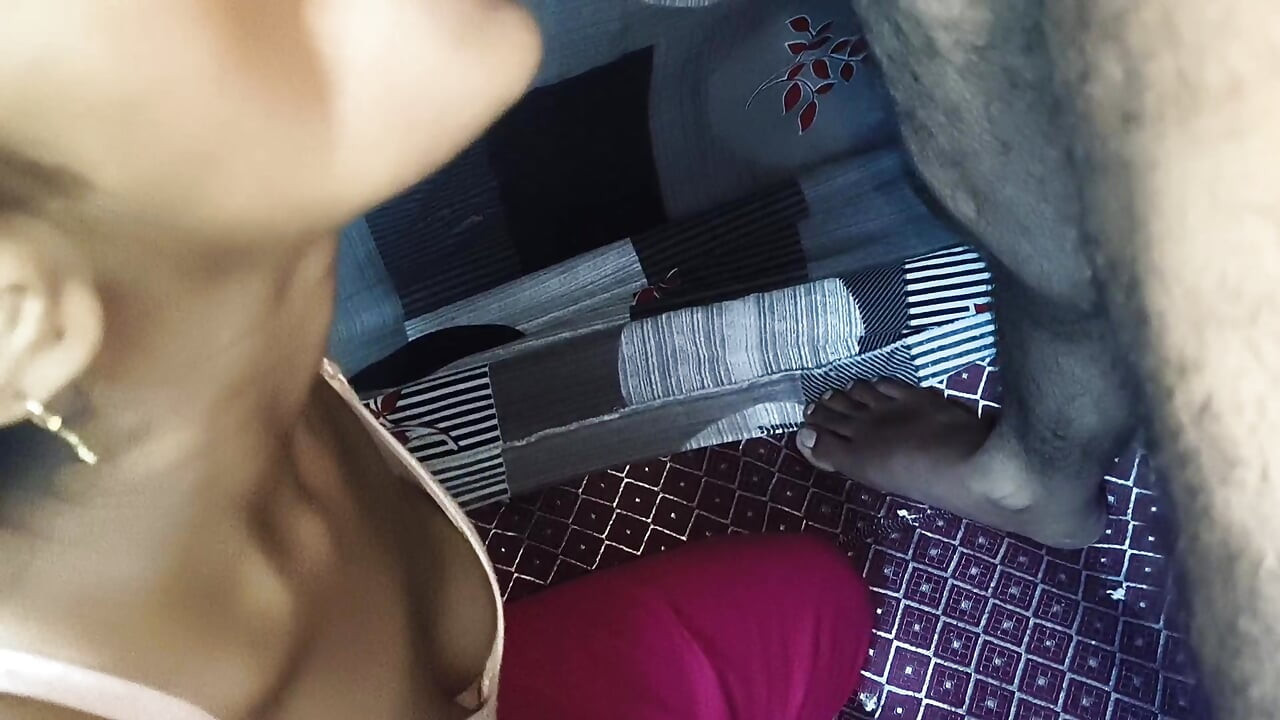 Indyjska sprzątaczka ssie kutas właściciela domu i dostaje spermę do buzi