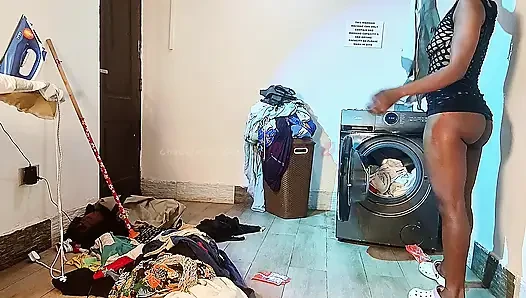 Ben Madam Geri Boşalmadan Önce Şişman Götümü Yüzünüze Sallarken Oturun Efendim