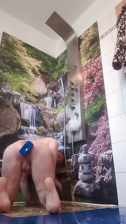 Smash me XXL Buttplug under shower
