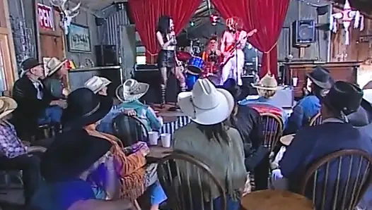 Salya akıtan gırtlağına kadar sızan sürtük grup sekste amını parmaklatıyor