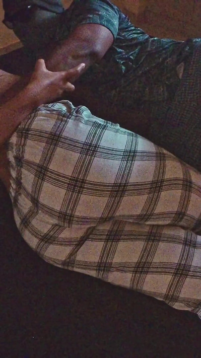 Aku suka kontol besar ngentot dan meregangkan memek bengkakku dengan keras. Melayu Girl