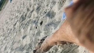 Mostrando meu pau na praia e mastrubação