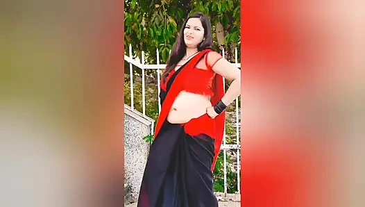 Ateşli yengem odamda tamamen mastürbasyon yaparken beni yakaladı