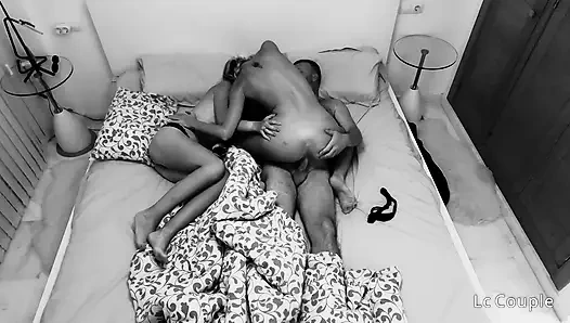 Ночное видение камеры, возбужденная жена друга пробирается в нашу постель в любительском тройничке ЖЖМ