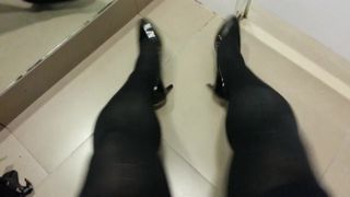 Pompa paten hitam dengan pantyhose teaser 16