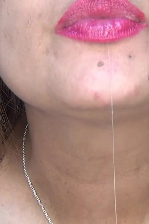 hluboké hrdlo na barevnou elektrickou pásku...