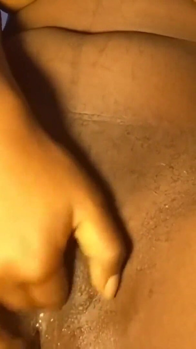 Zenci güzel amcığını parmaklıyor. | Klip 1