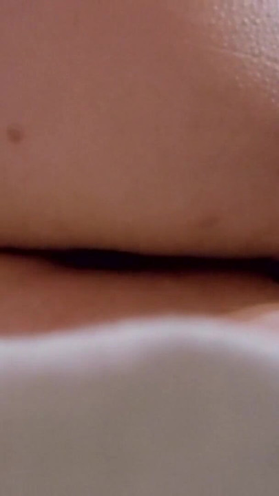 Minnesvärt ögonblick från "Jag gillar att onanera med korsade ben, jag pressar höfterna hårt för orgasm! Dunkande och anus närbild"