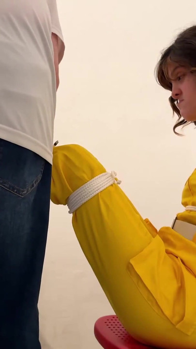 April O'neil yalınayak ve gıdıklıyor