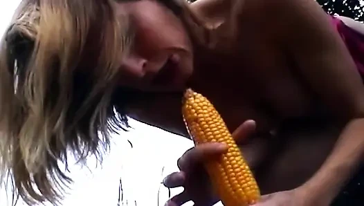 Tante seksi dengan toket besar ini menganga lebar dan menganga lebar di luar ruangan
