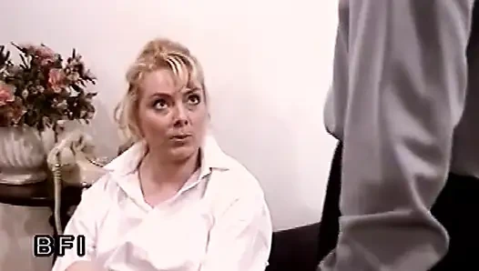 Sekretaris tampar 2 - cewek berseragam pirang dicambuk keras