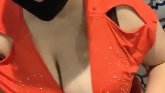 Pijama partisinde arkadaşına mastürbasyon yapıyor