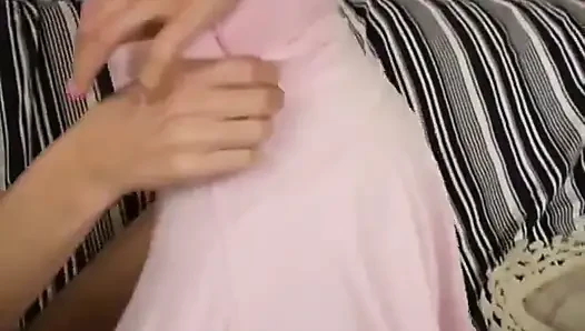 Memek cewek sange ini dijilat dan digosok sama pacarnya