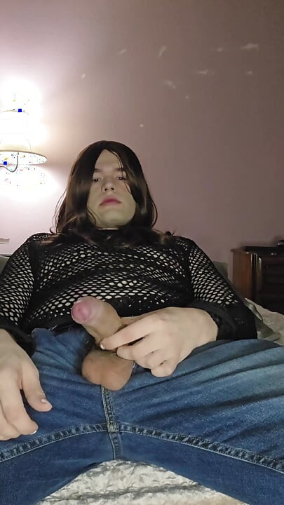 Enby leker med sin oklippta kuk