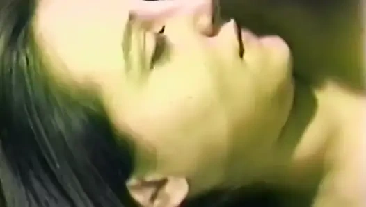 Tutkulu esmer kızlar patlamalı orgazm için yalıyor ve parmaklıyor