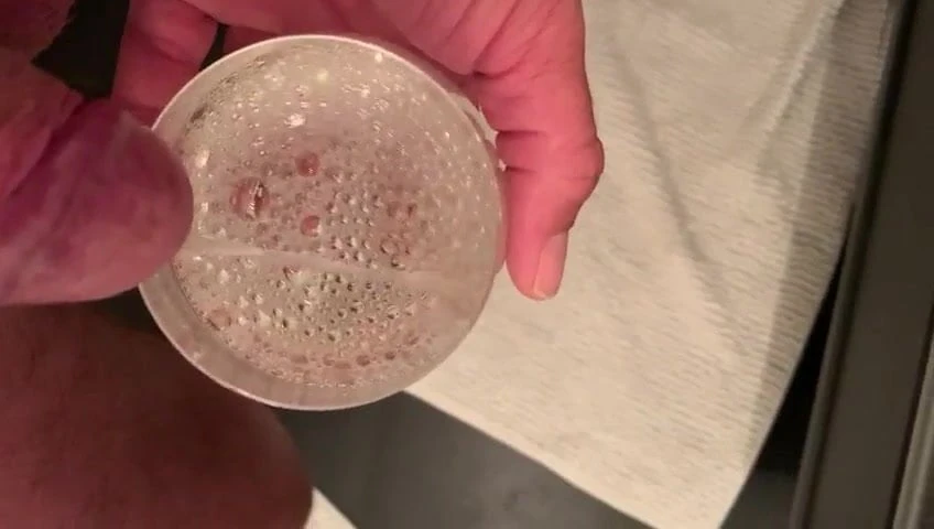 Ins Glas gepisst