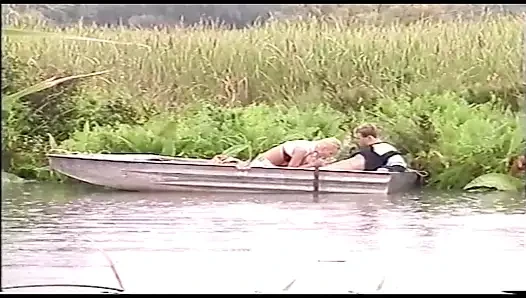Zwei geile amateur-paare ficken auf einem Boot mitten auf dem see