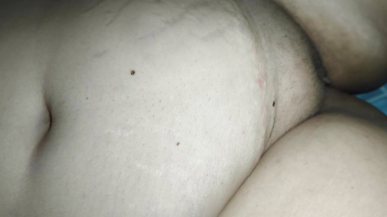 카메라에서 격렬하게 자위하는 섹시한 집시 여자 - 사정할 때까지 손가락으로 손가락으로 핥는 핫한 집시 소녀