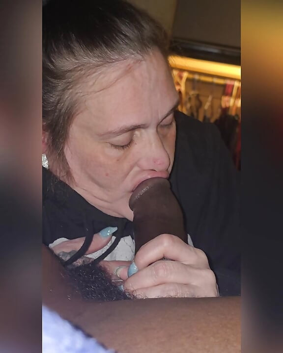 Ibu tiri kuku biru menghisap zakar hitam gumjob yang menakjubkan